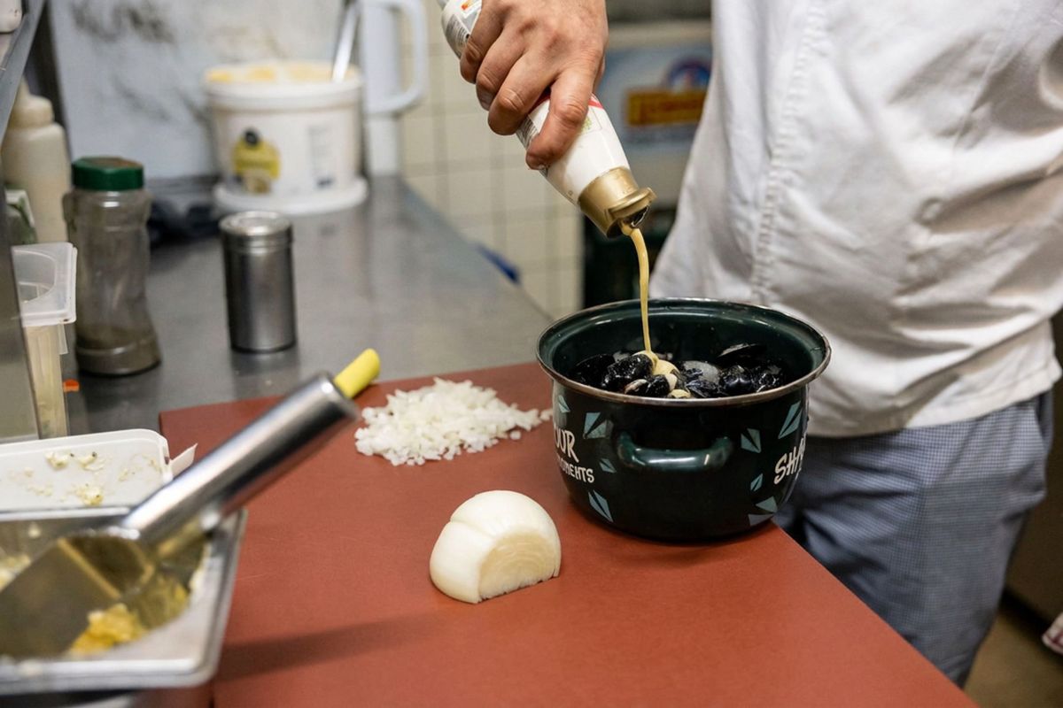 Préparation des moules en cuisine au Pré Salé