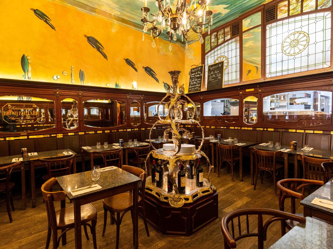 Salle de La Roue d'Or, vitraux et présentoir à bouteilles central